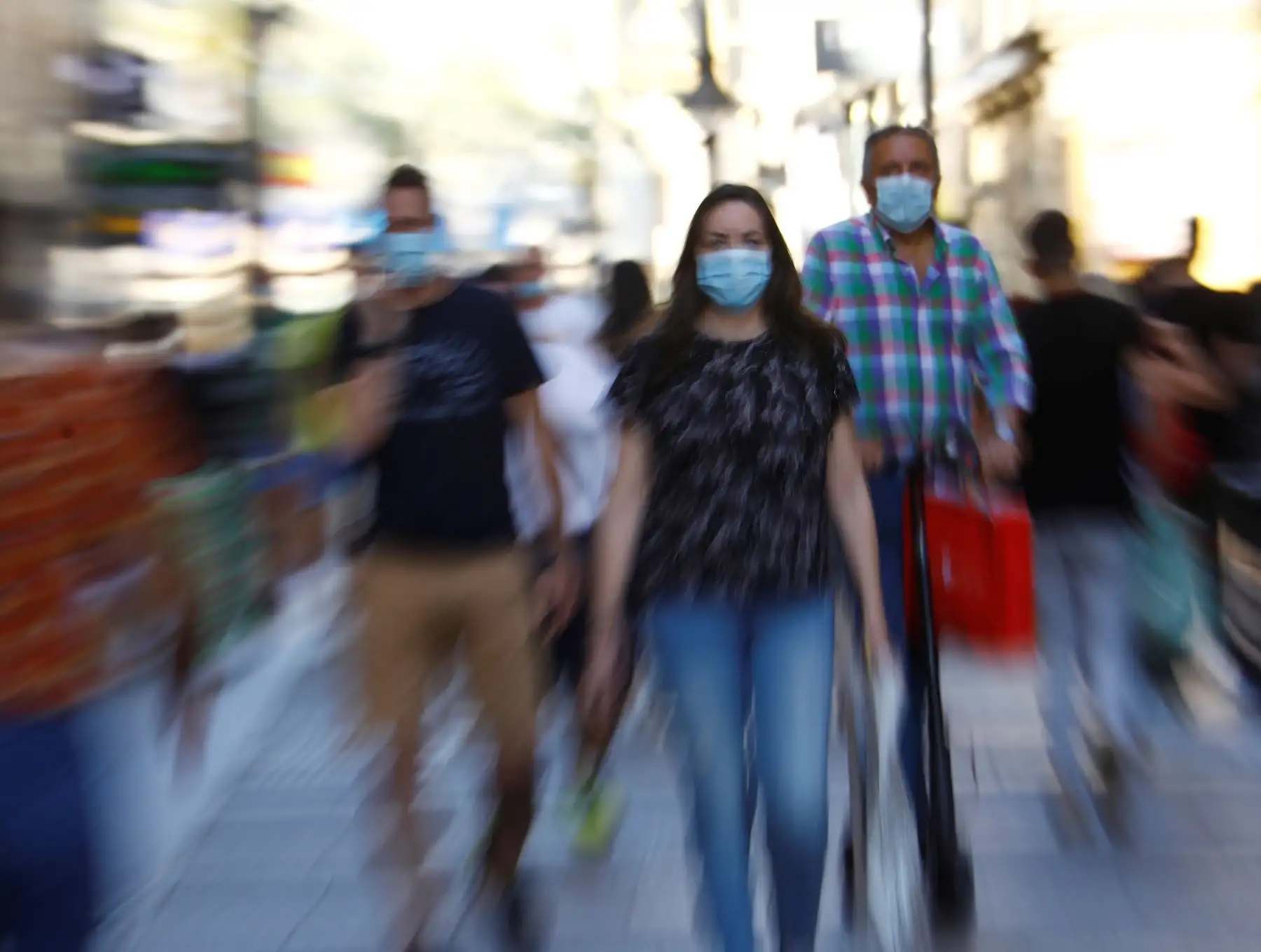Ciudadanos protegidos con mascarillas pasean por el centro de Madrid. Foto: EFE
