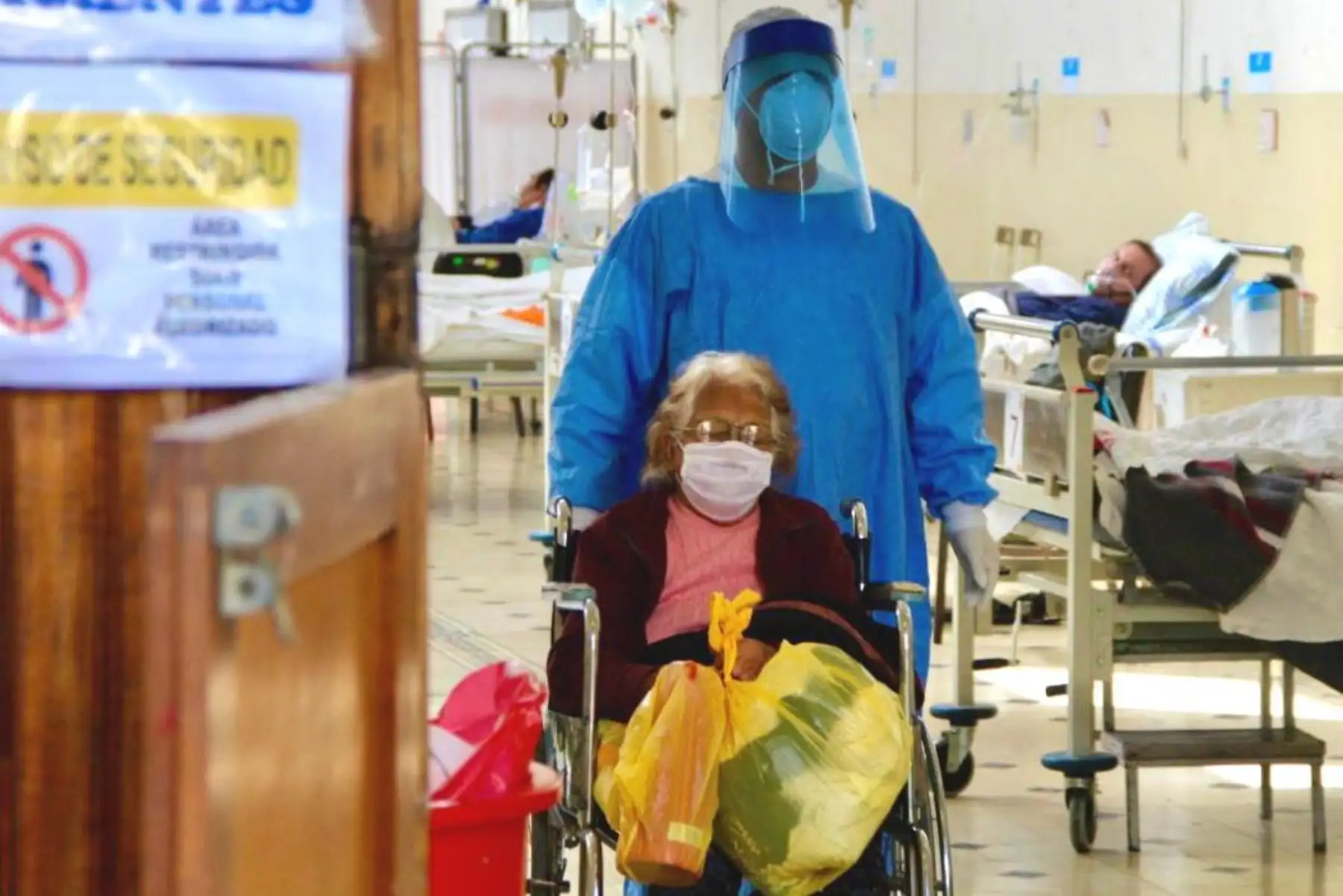 Doña Julia Sánchez Vega, de casi 90 años, pudo vencer al covid-19 en el hospital Dos de Mayo. Foto: ANDINA/difusión.