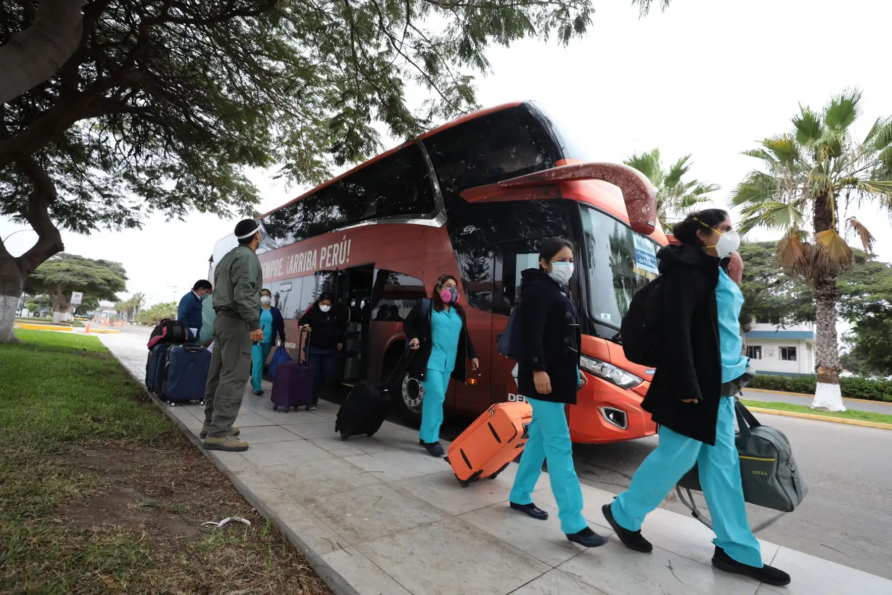 Partida de un equipo de 41 profesionales de la salud, entre médicos, enfermeras, técnicos y equipo asistencial, con destino a Iquitos. Ellos atenderán a la población contagiada por covid-19 desde el  Hospital Blanco de EsSalud en Chincheta, Loreto. Foto: EsSalud