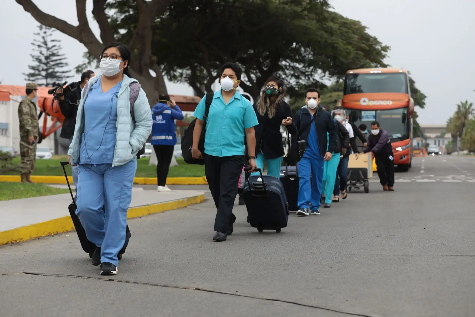 Partida de un equipo de 41 profesionales de la salud, entre médicos, enfermeras, técnicos y equipo asistencial, con destino a Iquitos. Ellos atenderán a la población contagiada por covid-19 desde el  Hospital Blanco de EsSalud en Chincheta, Loreto. Foto: EsSalud