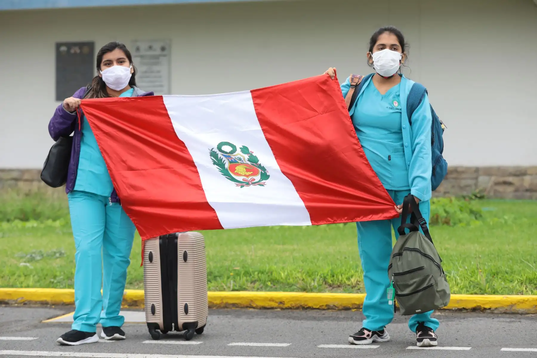 Partida de un equipo de 41 profesionales de la salud, entre médicos, enfermeras, técnicos y equipo asistencial, con destino a Iquitos. Ellos atenderán a la población contagiada por covid-19 desde el  Hospital Blanco de EsSalud en Chincheta, Loreto. Foto: EsSalud