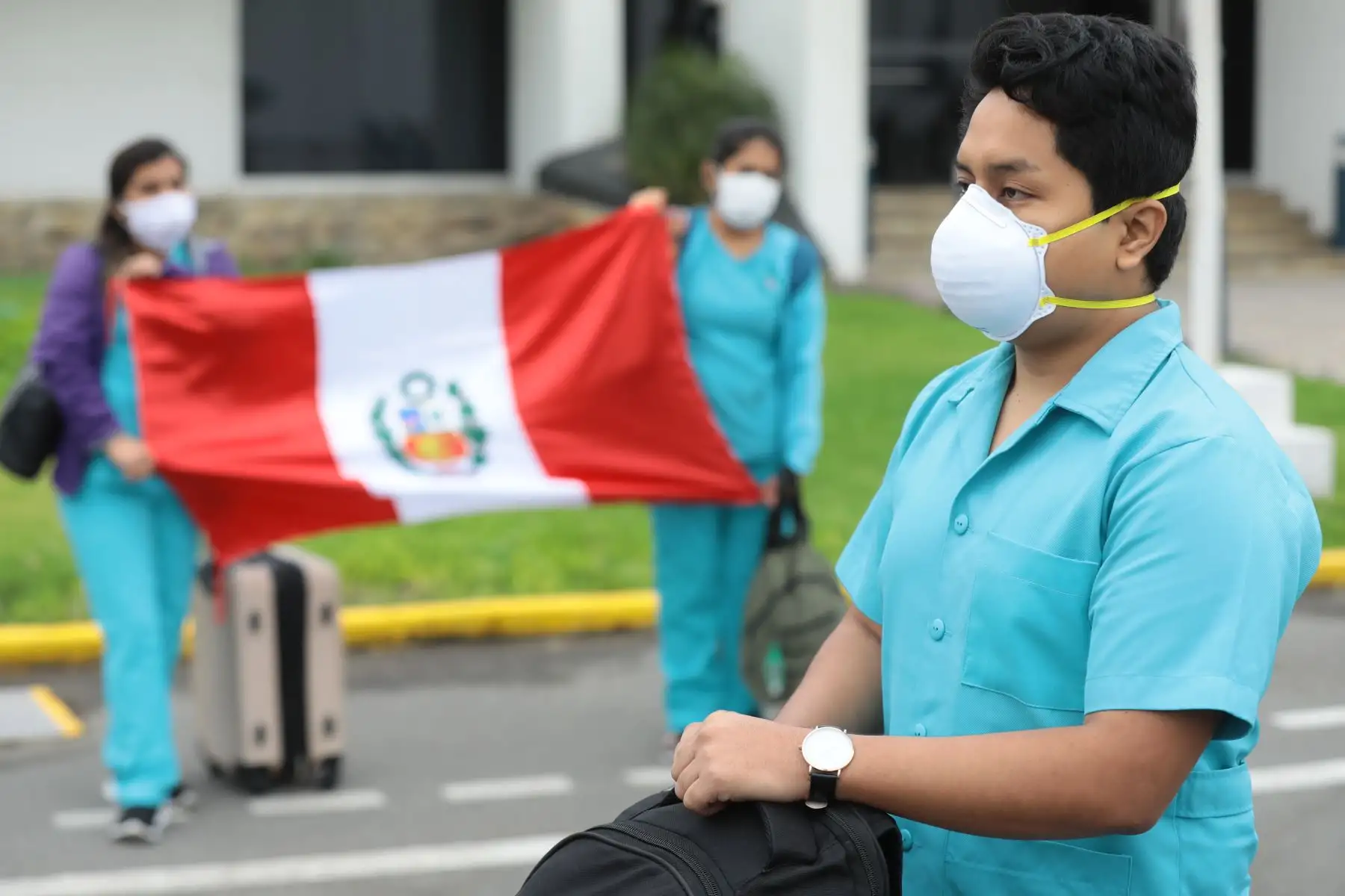 Partida de un equipo de 41 profesionales de la salud, entre médicos, enfermeras, técnicos y equipo asistencial, con destino a Iquitos. Ellos atenderán a la población contagiada por covid-19 desde el  Hospital Blanco de EsSalud en Chincheta, Loreto. Foto: EsSalud