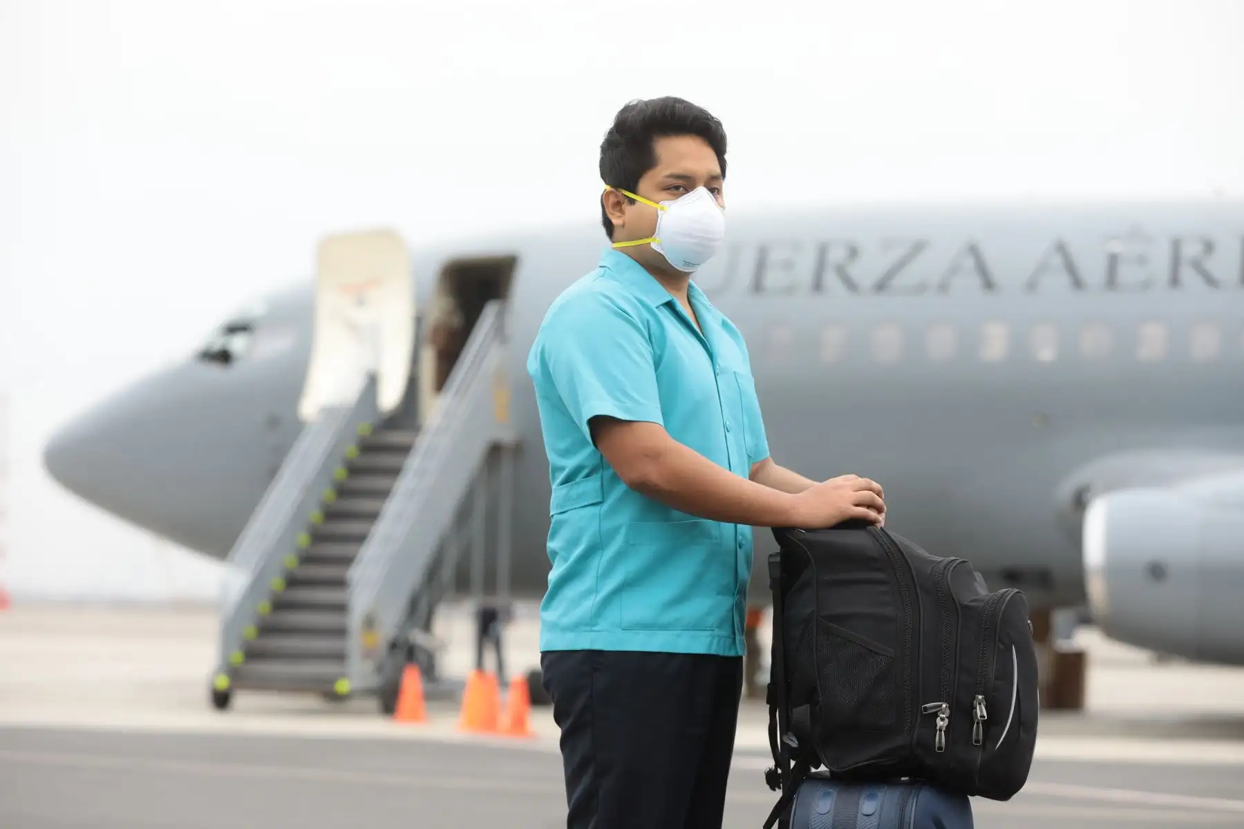 Partida de un equipo de 41 profesionales de la salud, entre médicos, enfermeras, técnicos y equipo asistencial, con destino a Iquitos. Ellos atenderán a la población contagiada por covid-19 desde el  Hospital Blanco de EsSalud en Chincheta, Loreto. Foto: EsSalud
