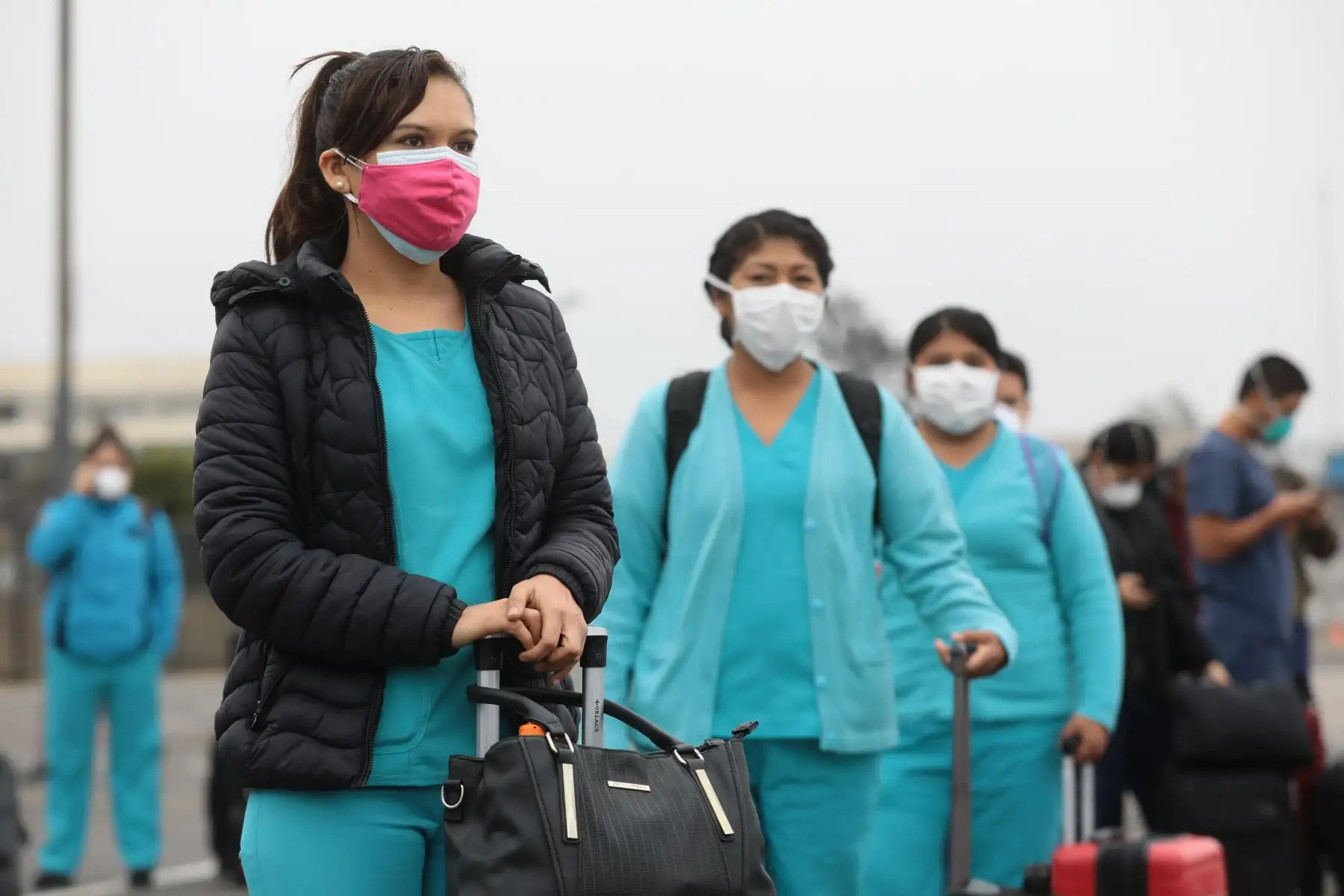 Partida de un equipo de 41 profesionales de la salud, entre médicos, enfermeras, técnicos y equipo asistencial, con destino a Iquitos. Ellos atenderán a la población contagiada por covid-19 desde el  Hospital Blanco de EsSalud en Chincheta, Loreto. Foto: EsSalud