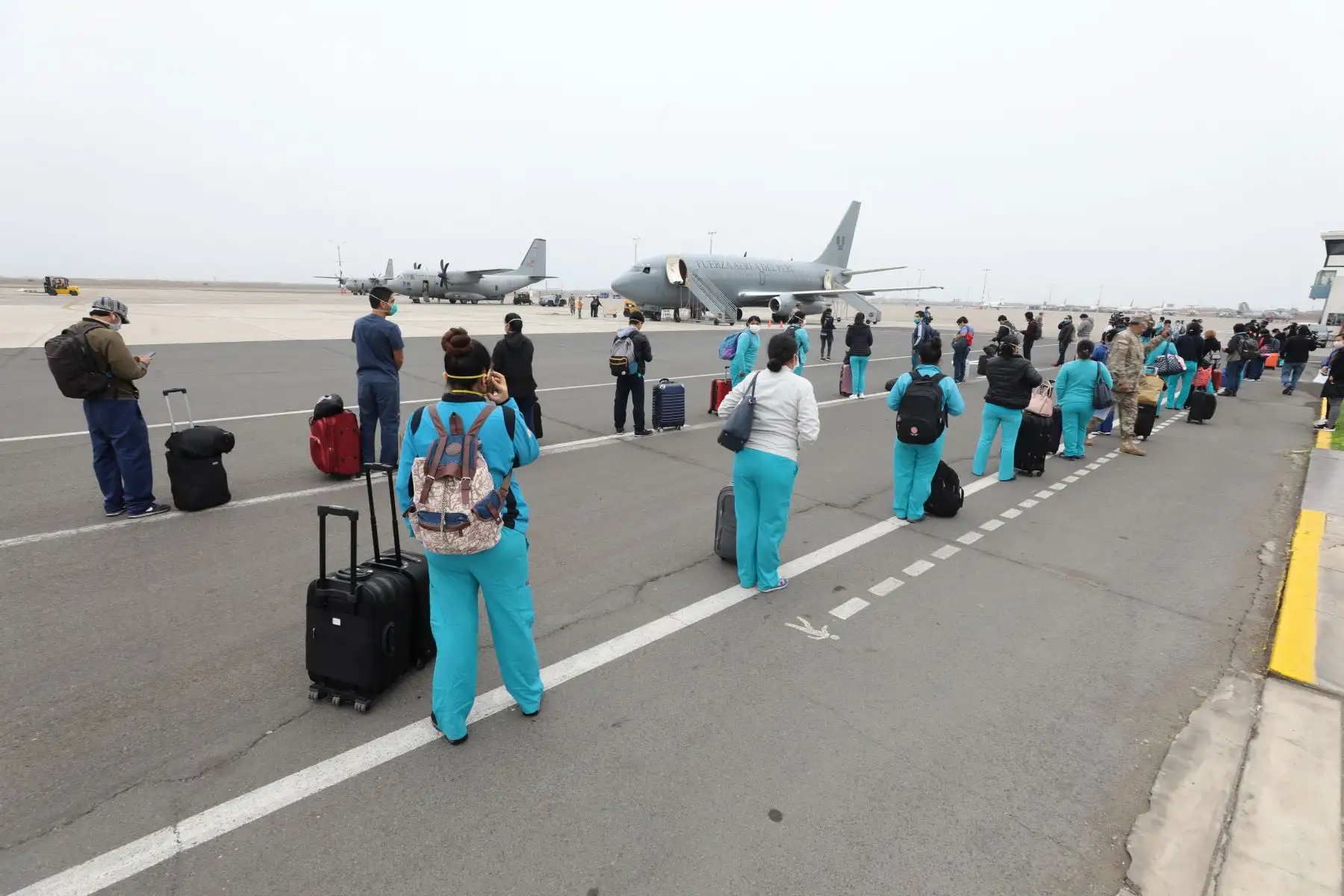 Partida de un equipo de 41 profesionales de la salud, entre médicos, enfermeras, técnicos y equipo asistencial, con destino a Iquitos. Ellos atenderán a la población contagiada por covid-19 desde el  Hospital Blanco de EsSalud en Chincheta, Loreto. Foto: EsSalud