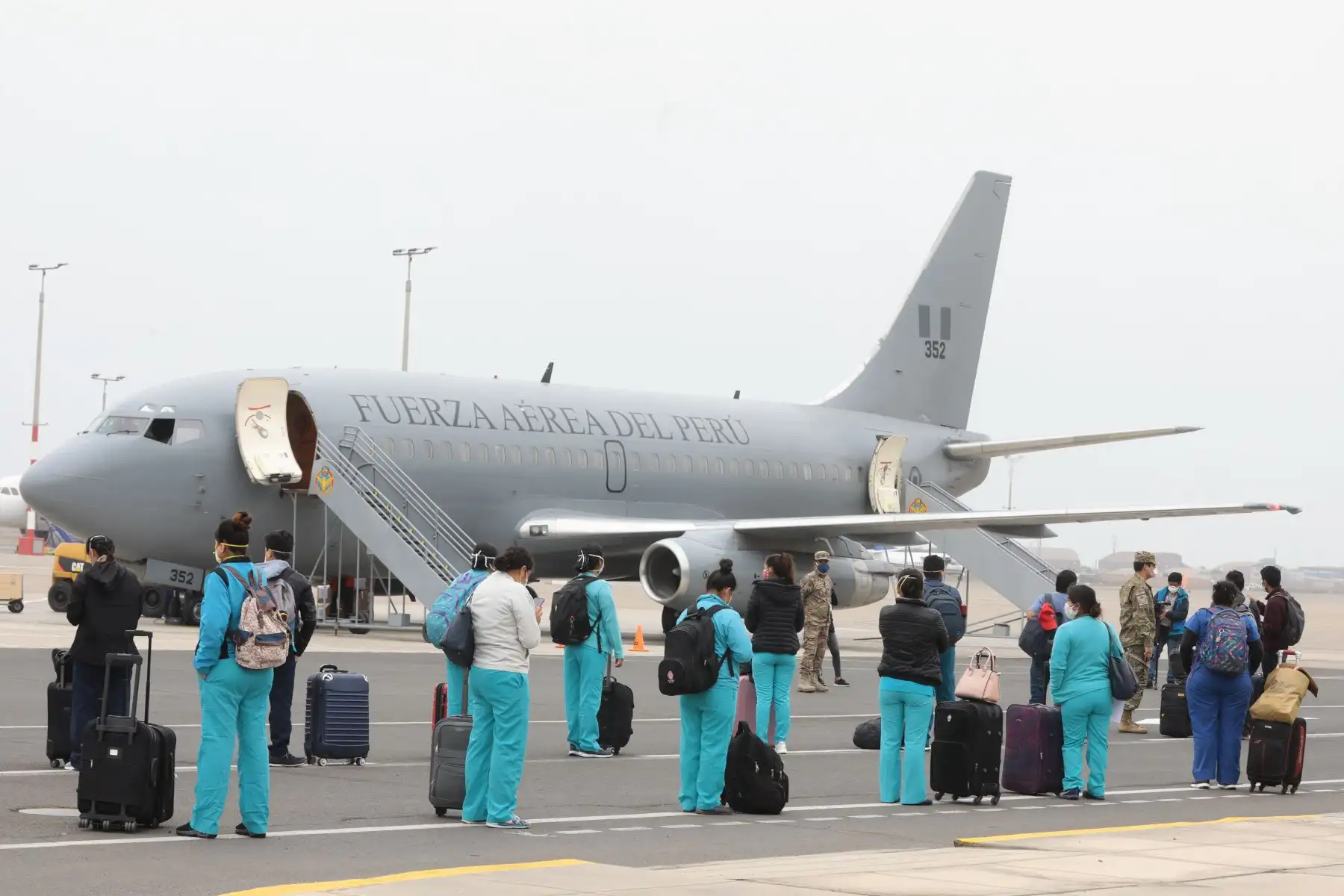 Partida de un equipo de 41 profesionales de la salud, entre médicos, enfermeras, técnicos y equipo asistencial, con destino a Iquitos. Ellos atenderán a la población contagiada por covid-19 desde el  Hospital Blanco de EsSalud en Chincheta, Loreto. Foto: EsSalud