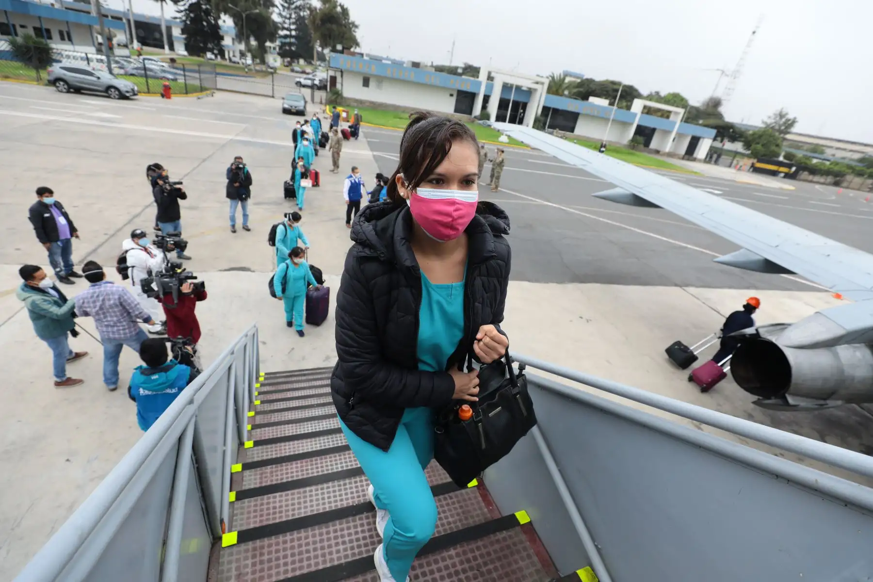 Partida de un equipo de 41 profesionales de la salud, entre médicos, enfermeras, técnicos y equipo asistencial, con destino a Iquitos. Ellos atenderán a la población contagiada por covid-19 desde el  Hospital Blanco de EsSalud en Chincheta, Loreto. Foto: EsSalud