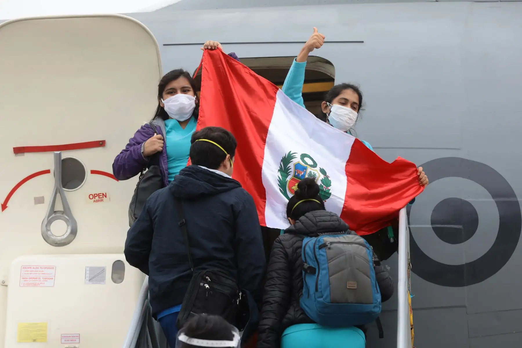 Partida de un equipo de 41 profesionales de la salud, entre médicos, enfermeras, técnicos y equipo asistencial, con destino a Iquitos. Ellos atenderán a la población contagiada por covid-19 desde el  Hospital Blanco de EsSalud en Chincheta, Loreto. Foto: EsSalud