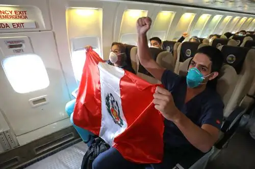 El Seguro Social de Salud (EsSalud) envió dos contingentes médicos, conformados por cerca de 50 especialistas de la salud, a Loreto y Piura para reforzar la atención de pacientes con covid-19 en ambas regiones, las más afectadas por la pandemia. ANDINA/Difusión