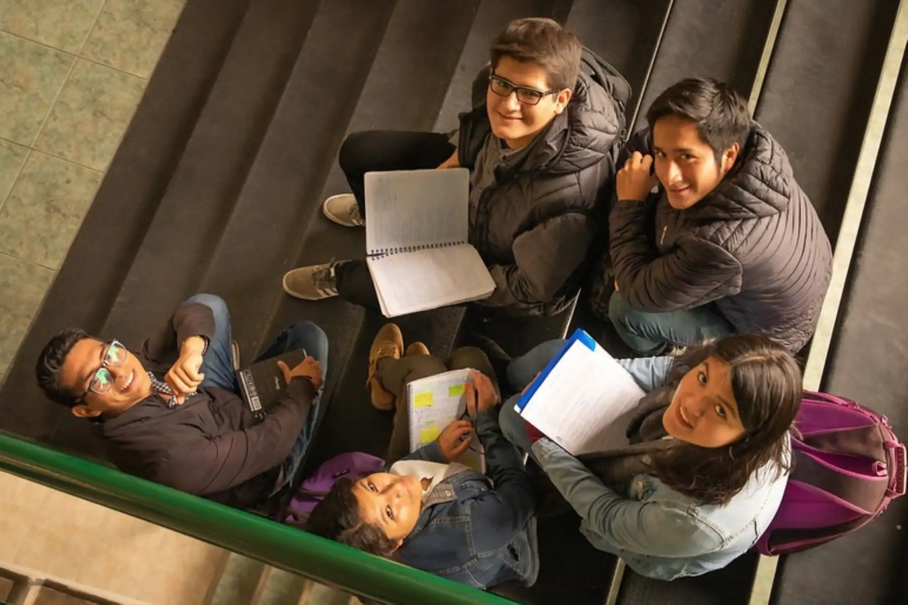 Si bien la emergencia sanitaria por el coronavirus impedirá a los estudiantes reunirse como antes durante todo este año, la beca permitirá estudiar toda la carrera. Foto: Archivo Pronabec.