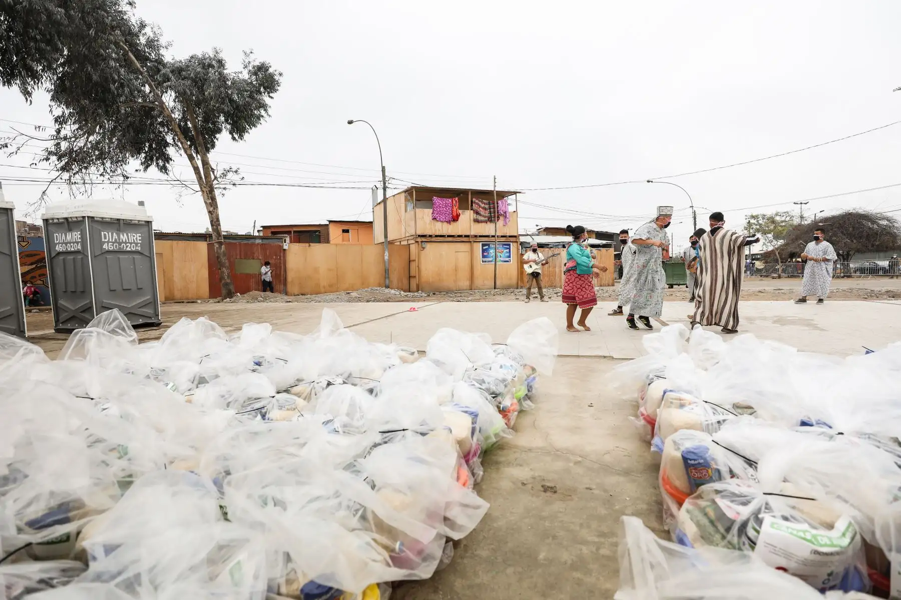 La Municipalidad de Lima entregó canastas de alimentos a pobladores de la comunidad Shipibo-Conibo de Cantagallo quienes cumplen cuarentena por casos confirmados de coronavirus. Foto: ANDINA/Municipalidad de Lima