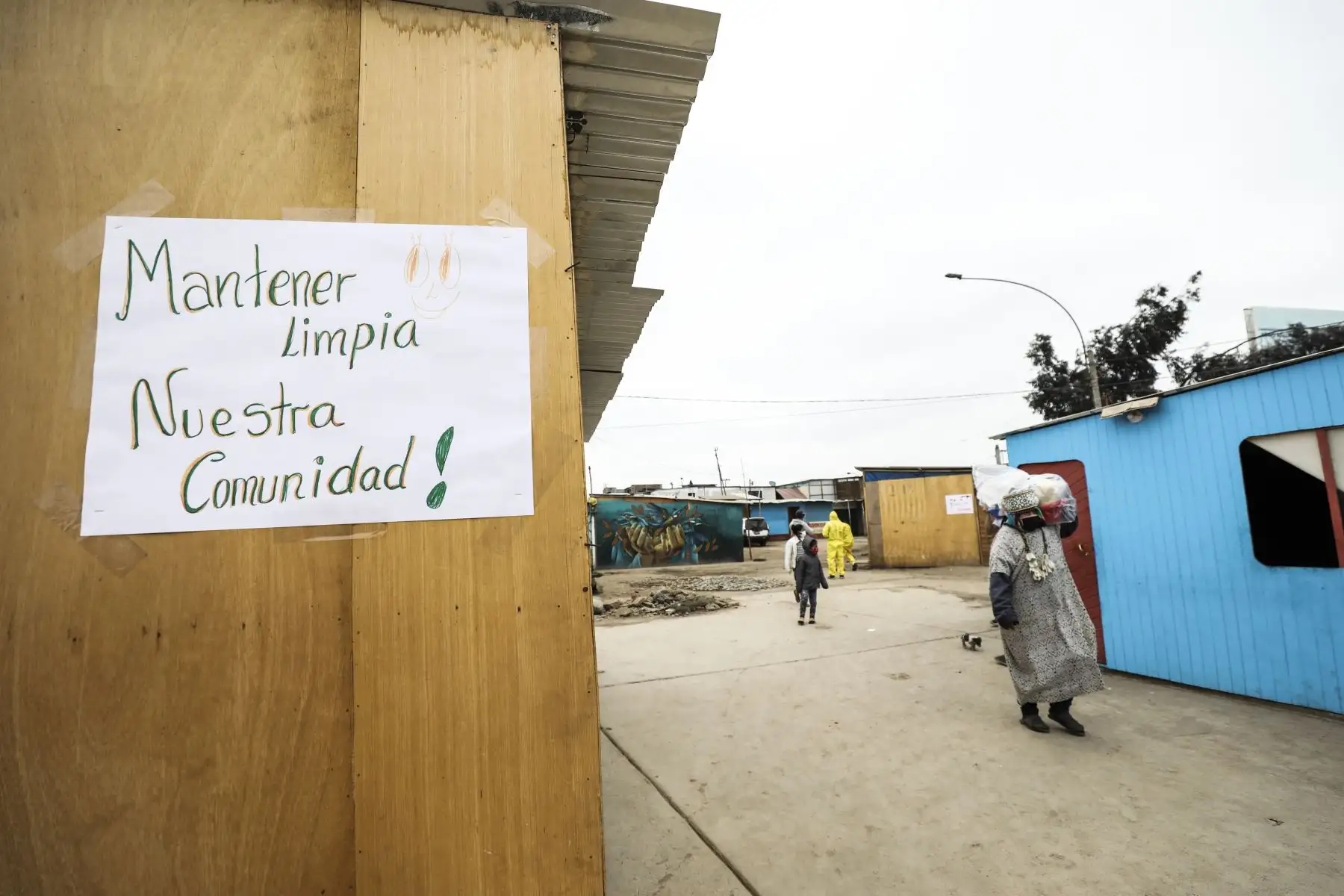La Municipalidad de Lima entregó canastas de alimentos a pobladores de la comunidad Shipibo-Conibo de Cantagallo quienes cumplen cuarentena por casos confirmados de coronavirus. Foto: ANDINA/Municipalidad de Lima