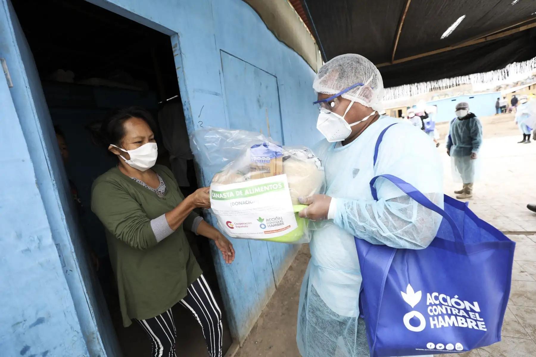 La Municipalidad de Lima entregó canastas de alimentos a pobladores de la comunidad Shipibo-Conibo de Cantagallo quienes cumplen cuarentena por casos confirmados de coronavirus. Foto: ANDINA/Municipalidad de Lima