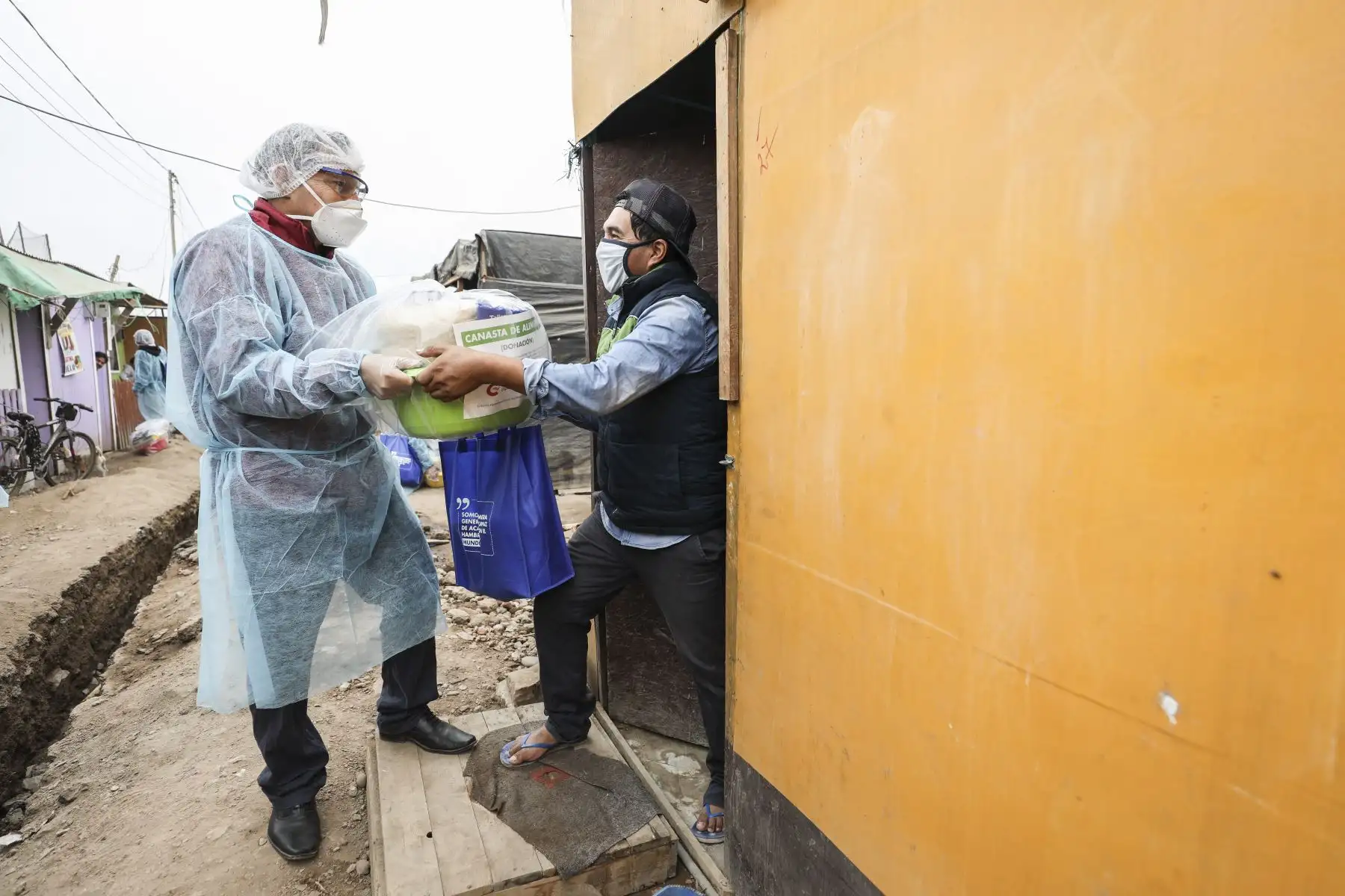 La Municipalidad de Lima entregó canastas de alimentos a pobladores de la comunidad Shipibo-Conibo de Cantagallo quienes cumplen cuarentena por casos confirmados de coronavirus. Foto: ANDINA/Municipalidad de Lima