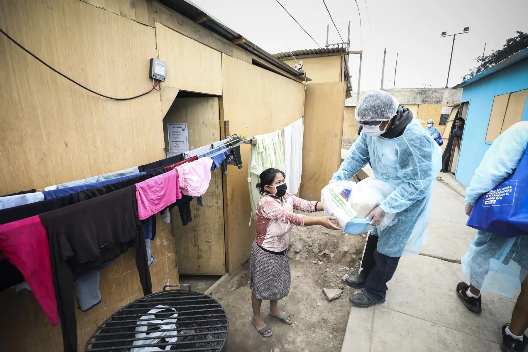 La Municipalidad de Lima entregó canastas de alimentos a pobladores de la comunidad Shipibo-Conibo de Cantagallo quienes cumplen cuarentena por casos confirmados de coronavirus. Foto: ANDINA/Municipalidad de Lima