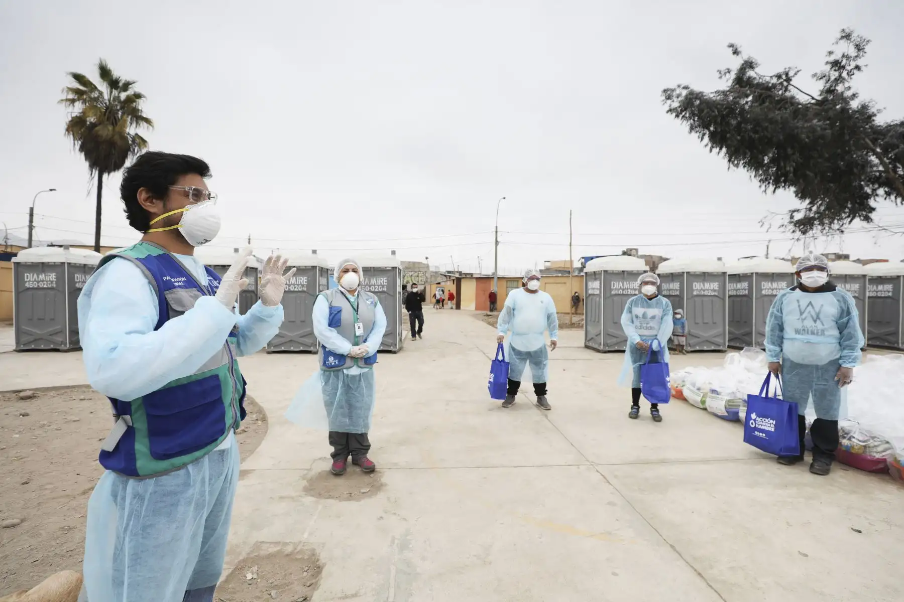 La Municipalidad de Lima entregó canastas de alimentos a pobladores de la comunidad Shipibo-Conibo de Cantagallo quienes cumplen cuarentena por casos confirmados de coronavirus. Foto: ANDINA/Municipalidad de Lima