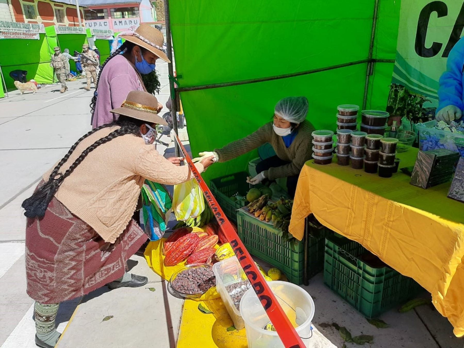 Mercado itinerante De la Chacra a la Olla facilitó venta de productos derivados del cacao elaborados por agricultores del valle de San Gabán, en Puno. ANDINA/Difusión