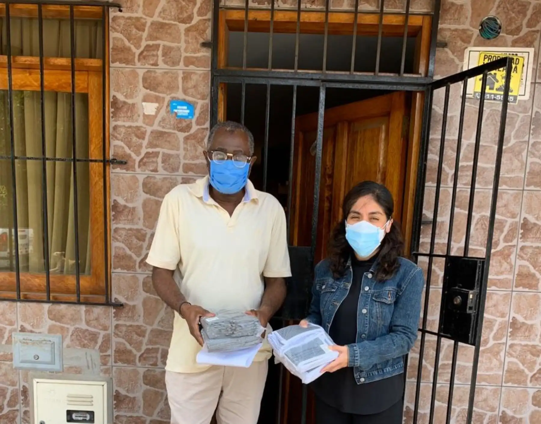 La viceministra de Interculturalidad, Angela Acevedo, supervisó la entrega de mascarillas para frenar la propagación del covid-19.
