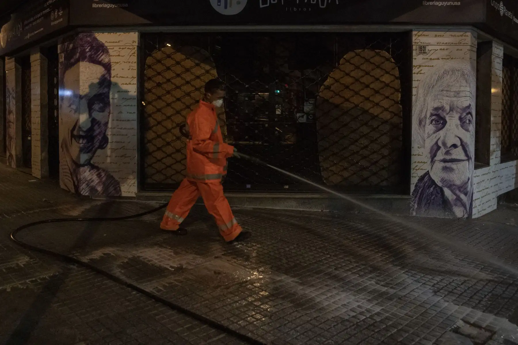 Un trabajador del municipio desinfecta la calle Tristan Narvaja contra la propagación del nuevo coronavirus en Montevideo. Foto: AFP