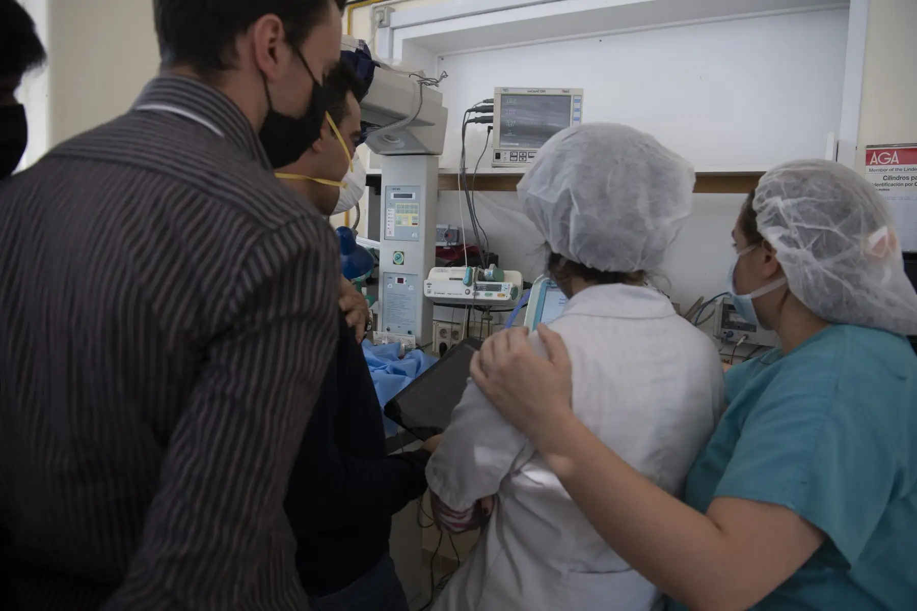 Un grupo de ingenieros y médicos en robótica prueban un ventilador que se está desarrollando como parte de la lucha contra el nuevo coronavirus COVID-19. Foto: AFP
