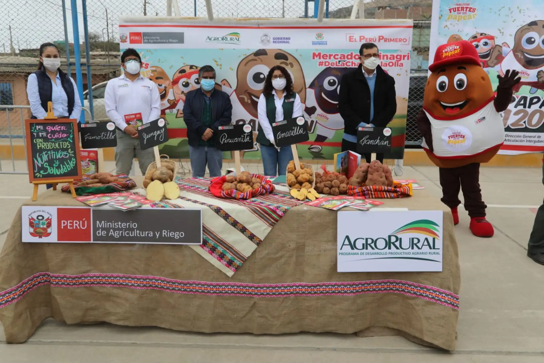 Productores de Arequipa y Huancavelica participan en programa " Papatón ", ofreciendo papa de diversas variedades a precios asequibles, en el  complejo deportivo La Bombonera - AA. HH. 5 de enero (Pachacútec, Ventanilla).
Foto:Minagri
