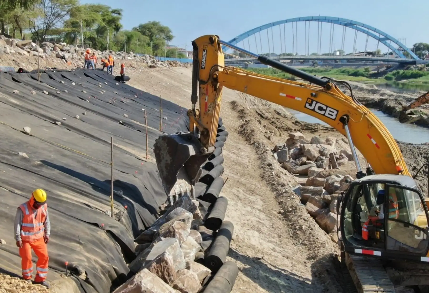 De los 14,218 millones de soles aprobados para las obras y servicios de construcción y reconstrucción, así como soluciones de vivienda y fortalecimiento de capacidades en favor de las zonas afectadas por el fenómeno de El Niño Costero, el Ejecutivo, a nivel nacional, regional y local, ejecutó el 43% que equivale a 6,049 millones 910,000, en el período abril de 2017 a mayo de 2020), sostuvo el contralor general de la República, Nelson Shack, durante su presentación en el Congreso de la República. ANDINA/Difu