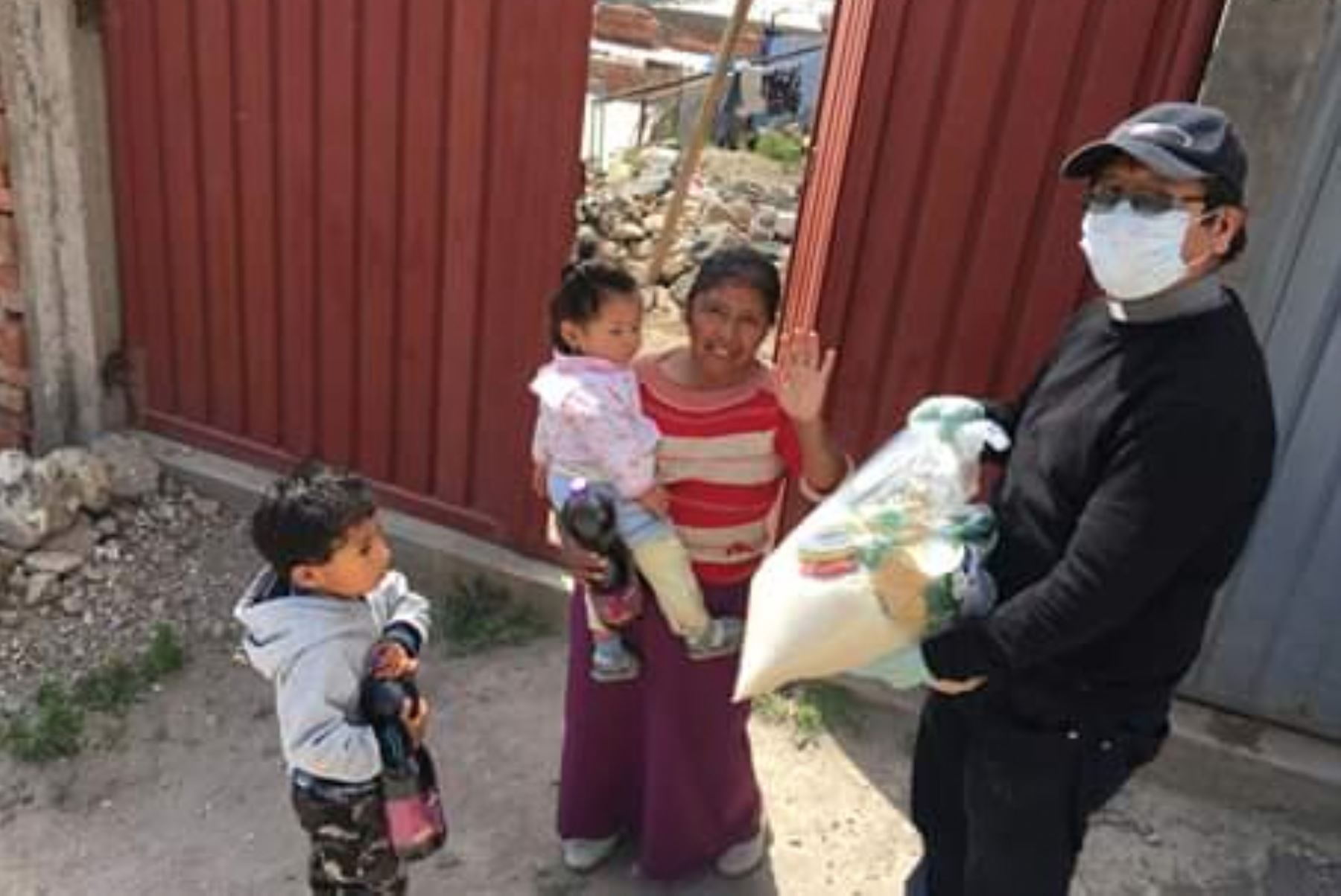 El Arzobispado de Arequipa emprendió una campaña de solidaridad dirigida a las familias más vulnerables, en la que participan los religiosos. Foto:ANDINA/Arzobispado de Arequipa