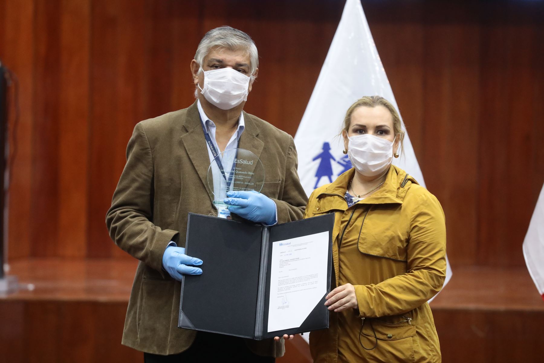 La presidenta ejecutiva de EsSalud, Fiorella Molinelli, entregó resolución de reconocimiento al médico Luis Quevedo, jefe de UCI del Hospital III de Iquitos. Foto: ANDINA/Difusión