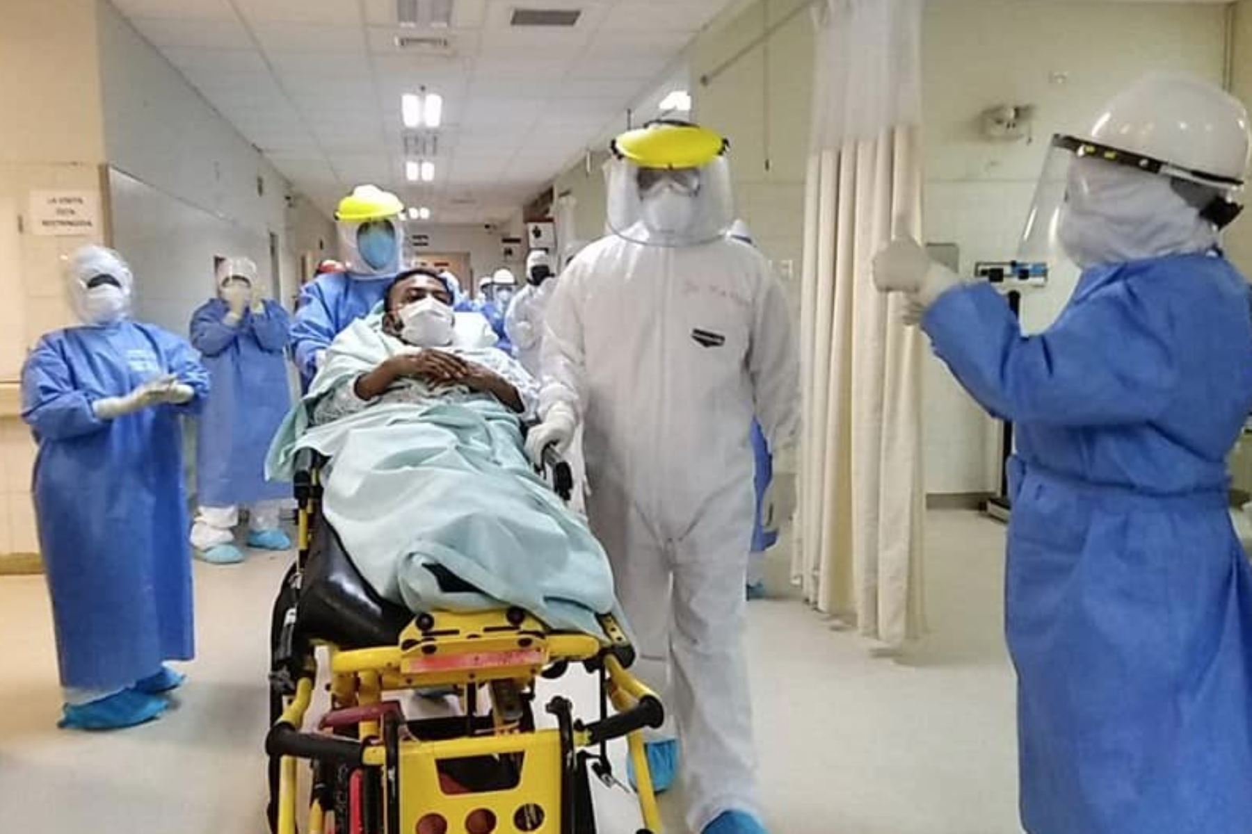 El médico patólogo Mario Castro Rachumí salió de alta del Hospital Luis Heysen Incháustegui tras vencer covid-19.