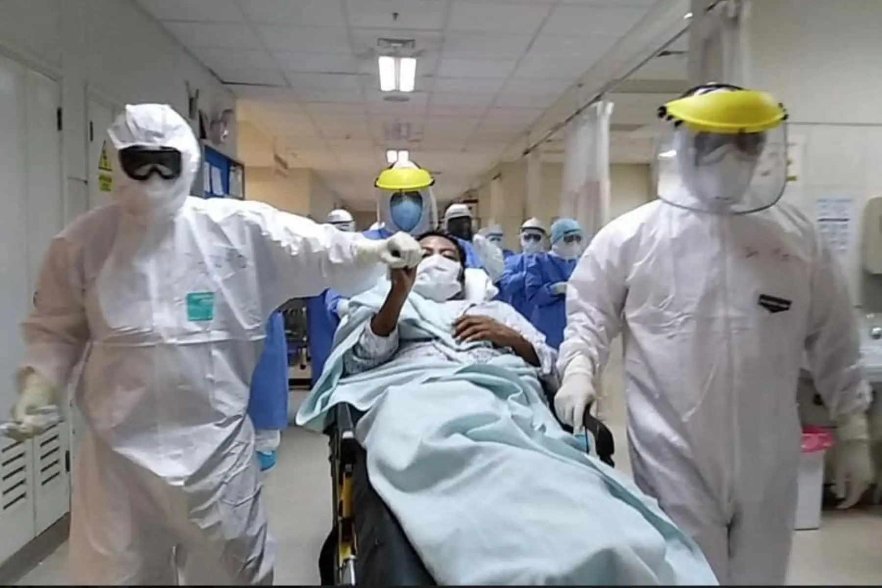 El médico patólogo Mario Castro Rachumí salió de alta del Hospital Luis Heysen Incháustegui tras vencer covid-19.