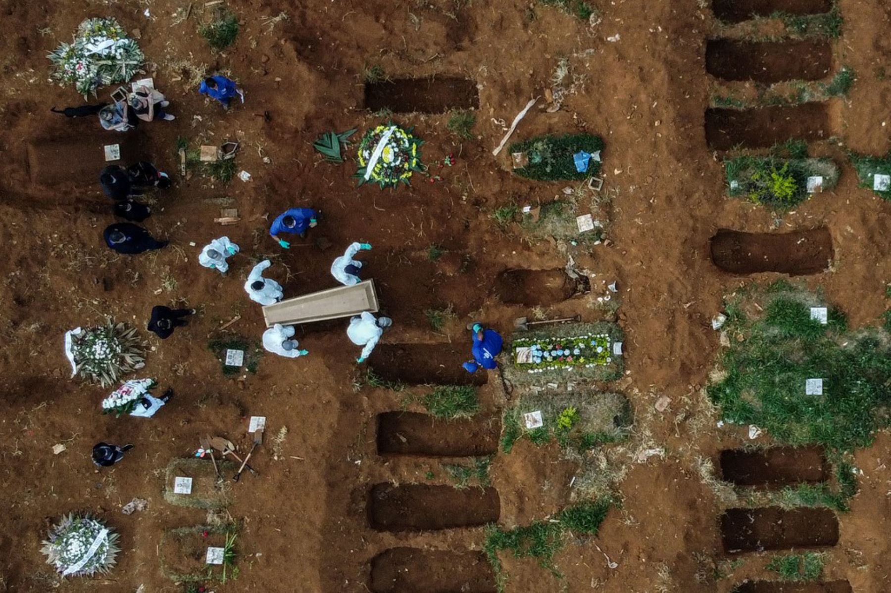 Imagen aérea que muestra el entierro de una presunta víctima de covid-19 en el cementerio de Vila Formosa, en las afueras de Sao Paulo, Brasil.
Foto: AFP