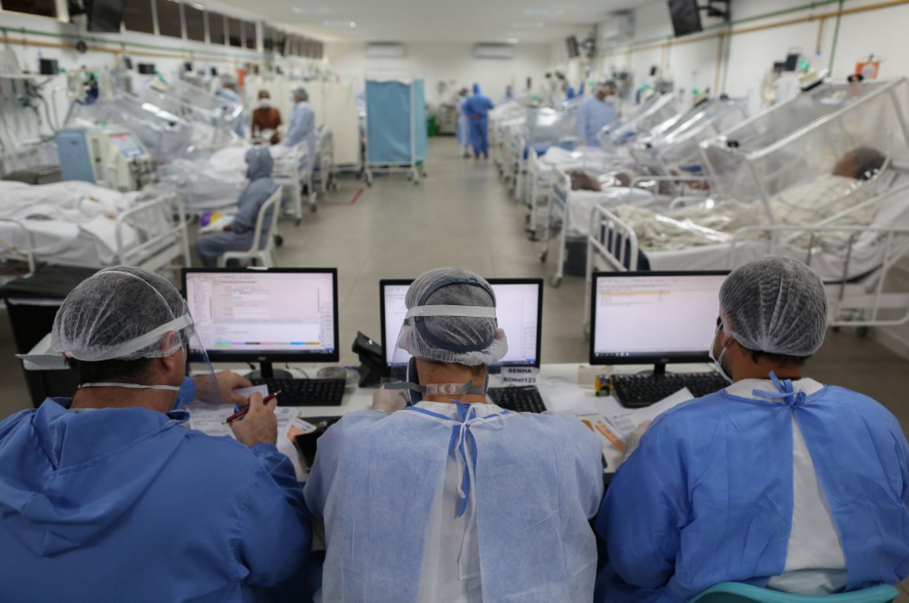 Vista de la Unidad de Cuidados Intensivos que trata a pacientes con coronavirus covid -19 en el Hospital Gilberto Novaes en Manaos, Brasil.
Foto. AFP