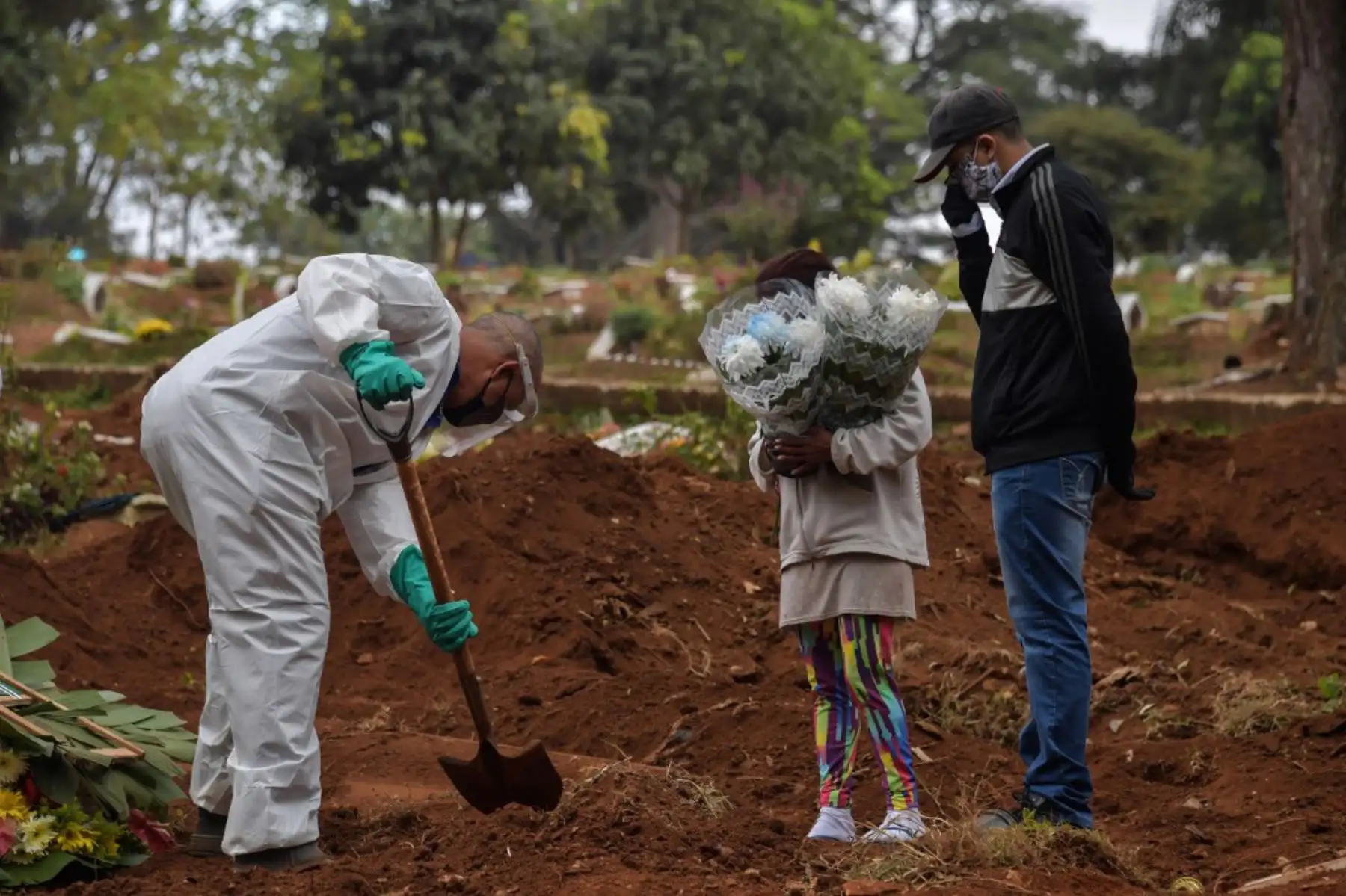 Un empleado cava junto a familiares de una persona que murió de covid -19 en el cementerio de Vila Formosa, en las afueras de Sao Paulo.
Foto: AFP