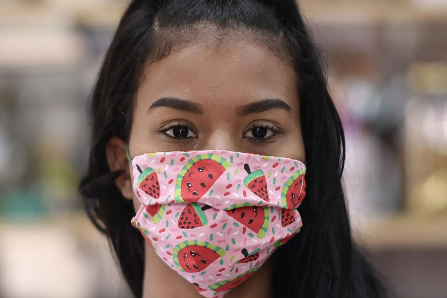 En esta foto, una joven mujer usa una máscara protectora contra la propagación del nuevo Coronavirus fabricado por costureras de la favela de Vila Novo Sao Lucas, en Belo Horizonte.
Foto: AFP