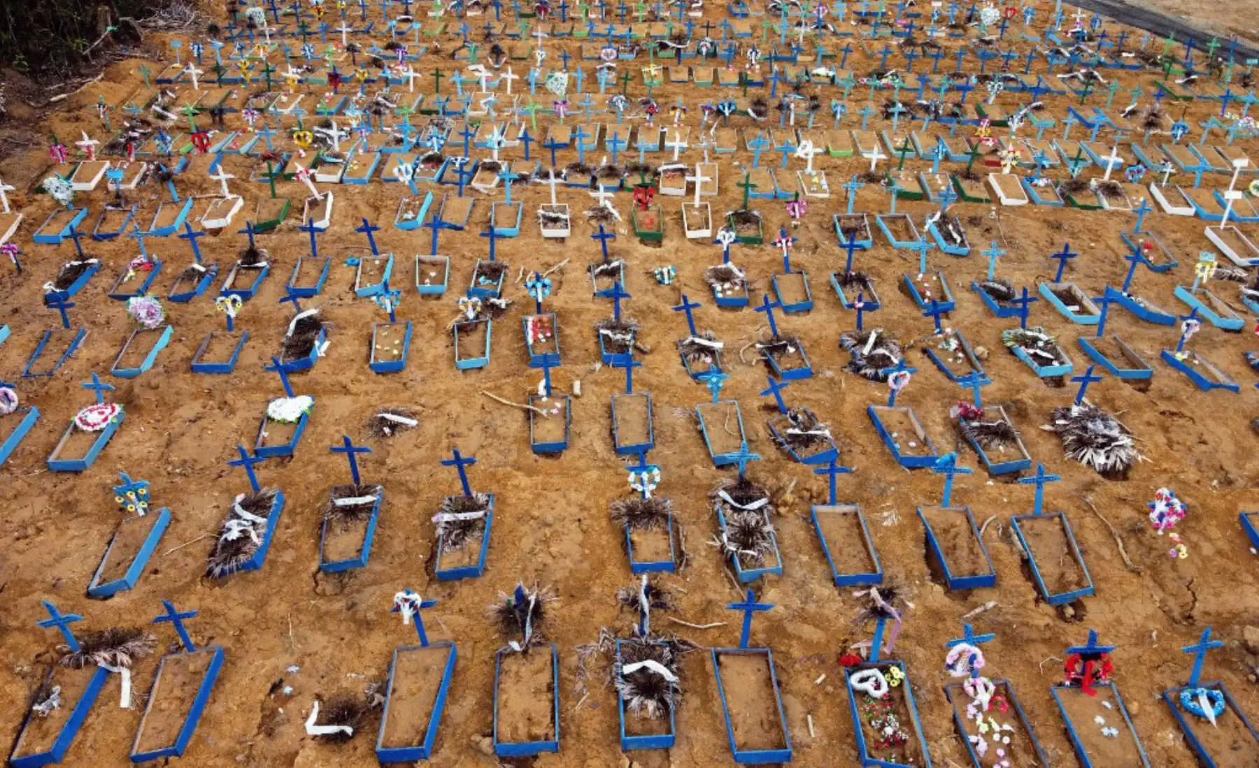 Vista aérea de un área en el cementerio Nossa Senhora Aparecida donde se han excavado nuevas tumbas en Manaos, Brasil.
Foto: AFP