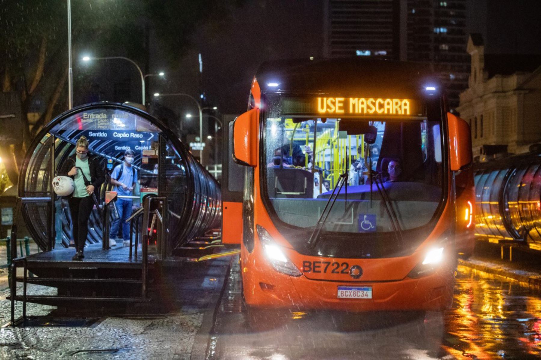 Vista del autobús público con un letrero electrónico que dice "Use una máscara facial", en Curitiba, Brasil.
Foto: AFP