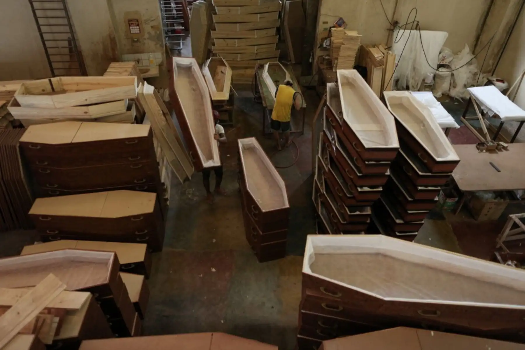 Los empleados trabajan arduamente en los servicios de funeraria ante una mayor demanda por la pandemia de coronavirus en Manaus, Brasil. Foto: AFP