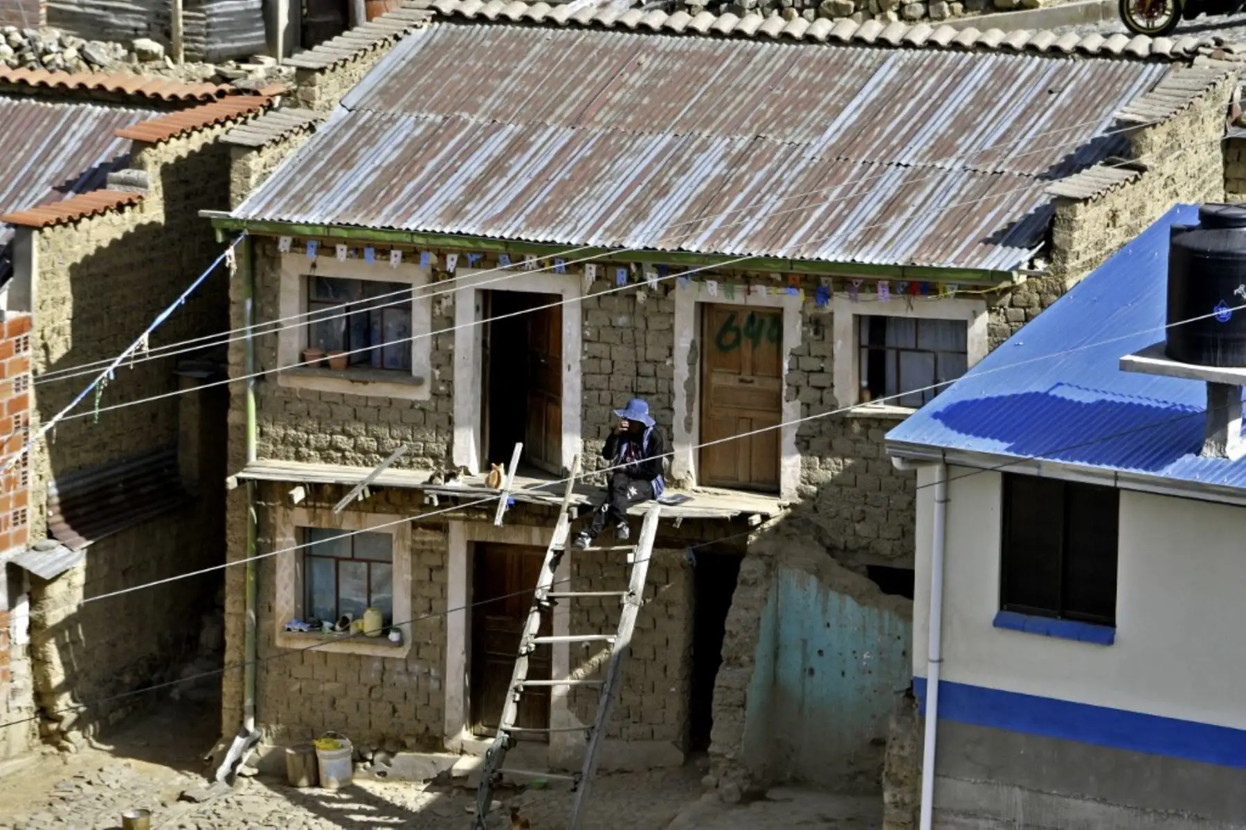 Una mujer permanece en su casa en una zona de bajos ingresos en El Alto, en medio de la nueva pandemia de coronaviru, en Bolivia. Foto: AFP