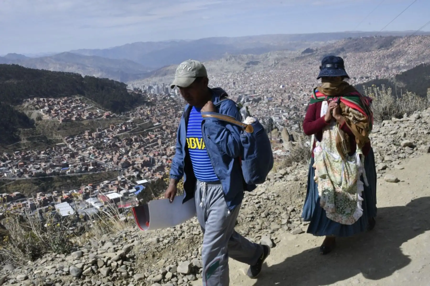 Habitantes del El Ato, en Bolivia, se desplazan en medio de la nueva pandemia de coronavirus. Foto: AFP