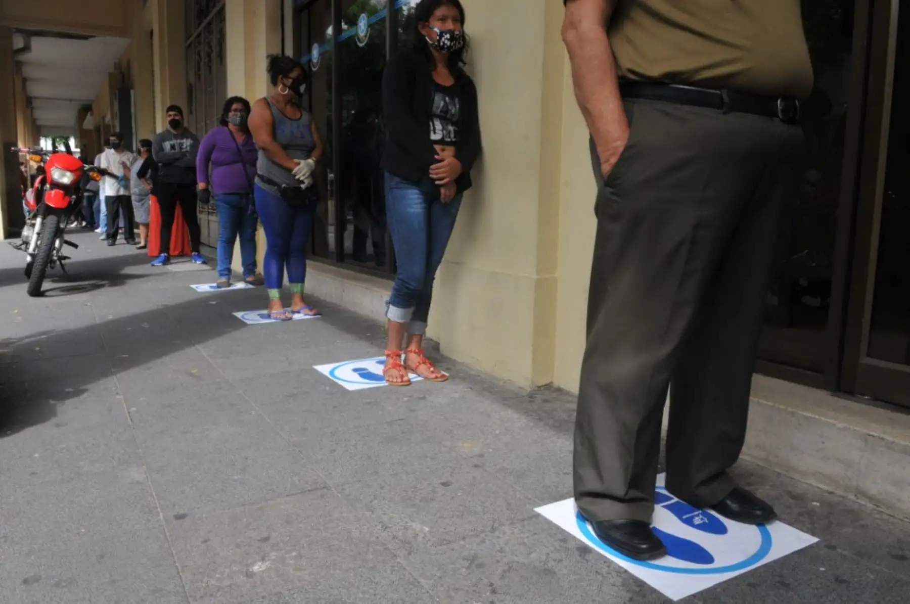 La gente hace cola frente al ayuntamiento en Guayaquil, Ecuador. Foto: AFP