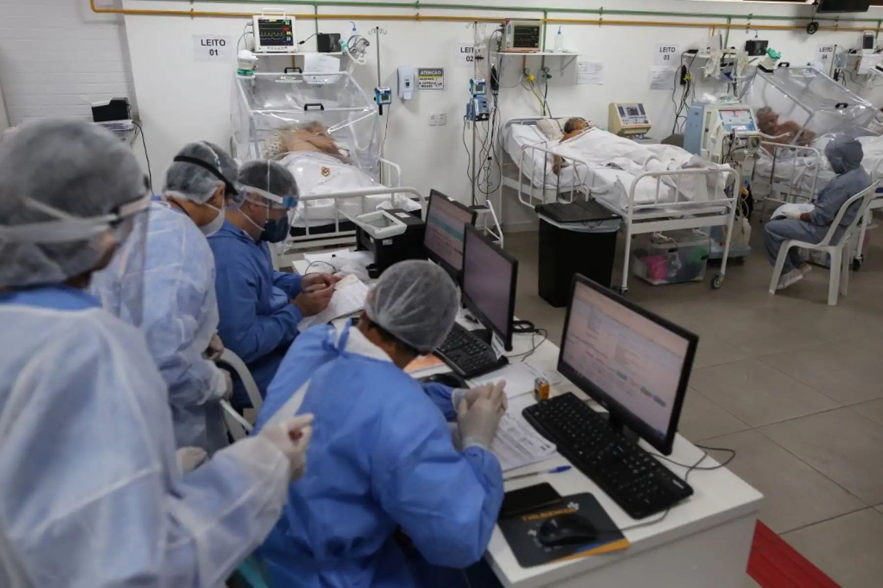 Pacientes permanecen en la Unidad de Cuidados Intensivos por coronavirus del Hospital Gilberto Novaes en Manaos, Brasil. Foto: AFP