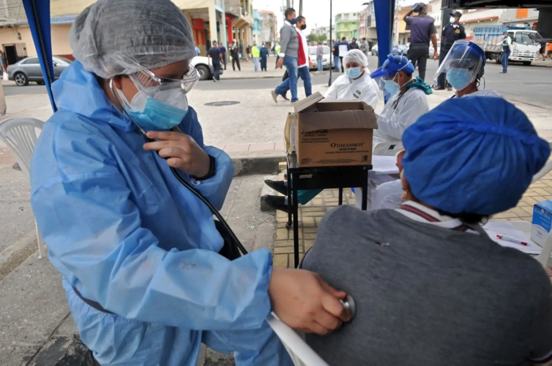 Un grupo de médicos de la Alcaldía de Guayaquil atiende a personas con problemas respiratorios en una carpa especial instalada en una calle de la ciudad. Foto: AFPl