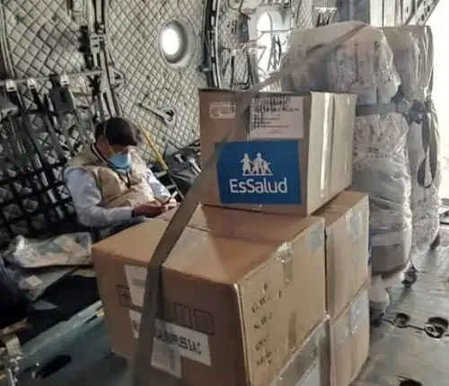 El material de protección personal enviado a Huánuco, está conformado, por mascarillas, mandilones, mamelucos, guantes, botas descartables, cubre calzados, gorros descartables, lentes protectores, entre otros implementos.
