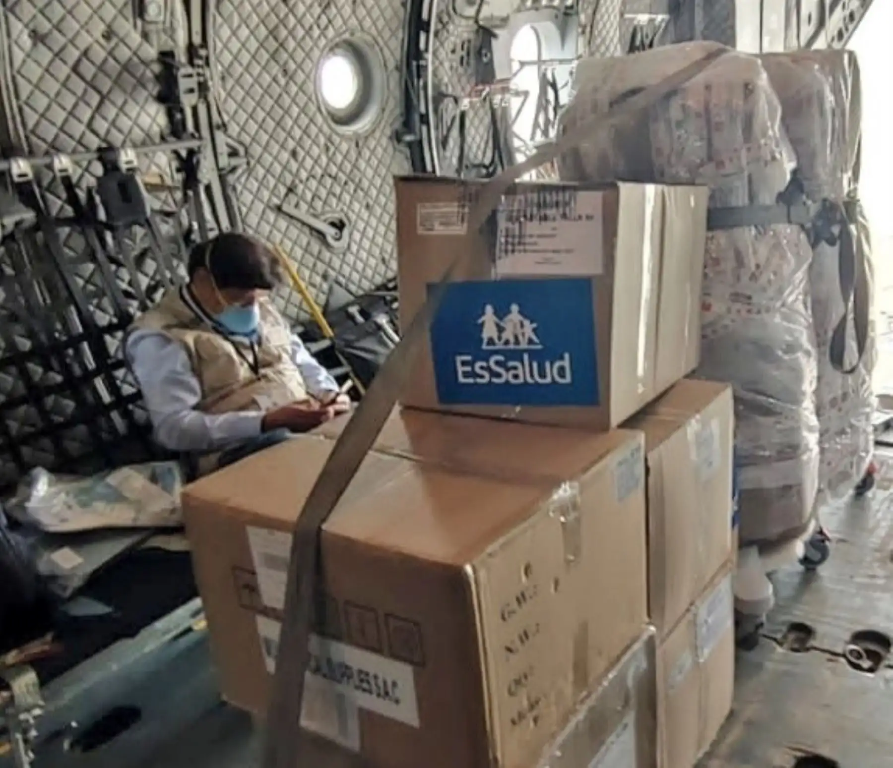 El material de protección personal enviado a Huánuco, está conformado, por mascarillas, mandilones, mamelucos, guantes, botas descartables, cubre calzados, gorros descartables, lentes protectores, entre otros implementos.