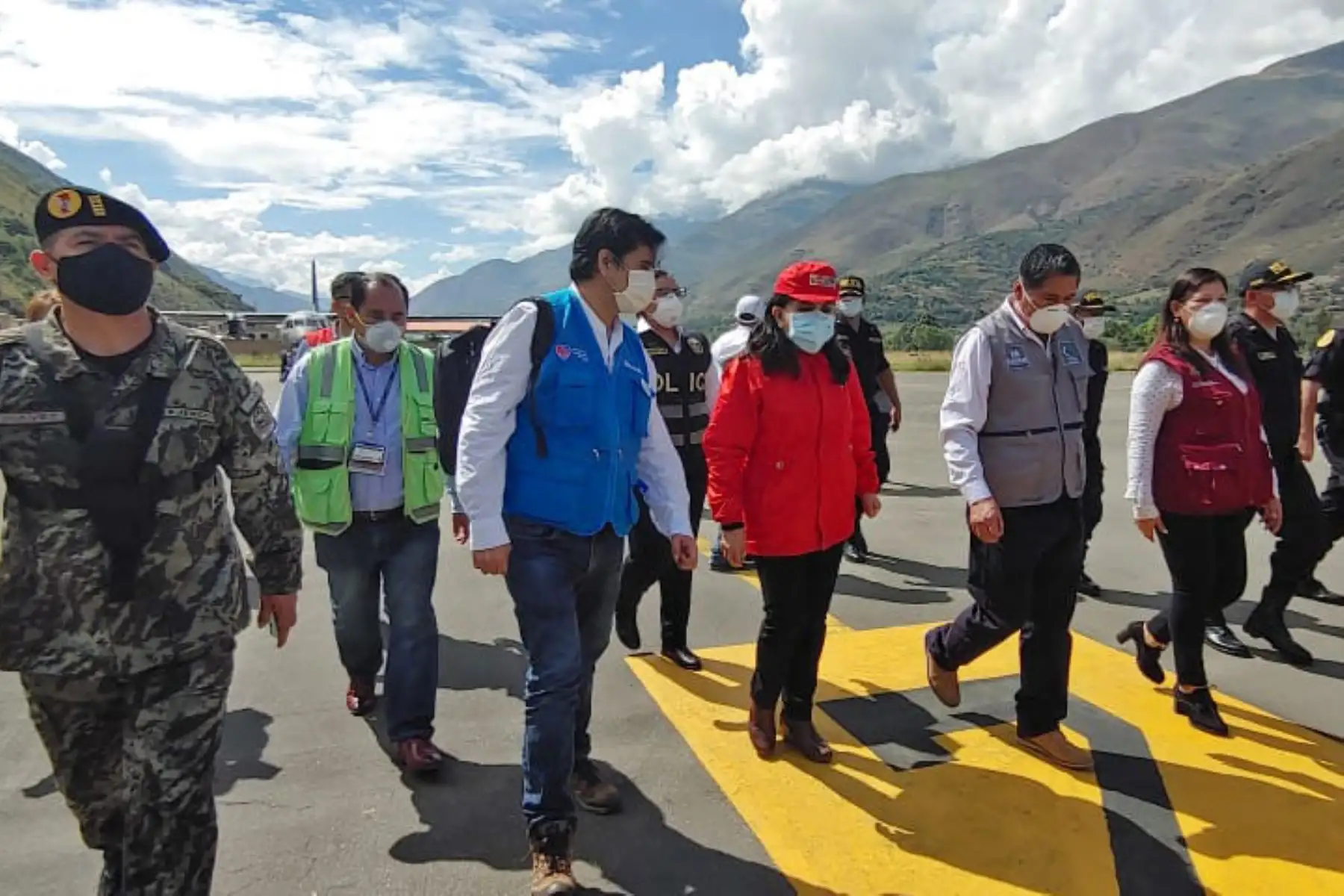 Ministra Gloria Montenegro y equipo multidisciplinario del Minsa y EsSalud llegan a Huánuco llevando equipos médicos e implementos de seguridad para hacer frente al coronavirus. Foto: ANDINA/EsSalud