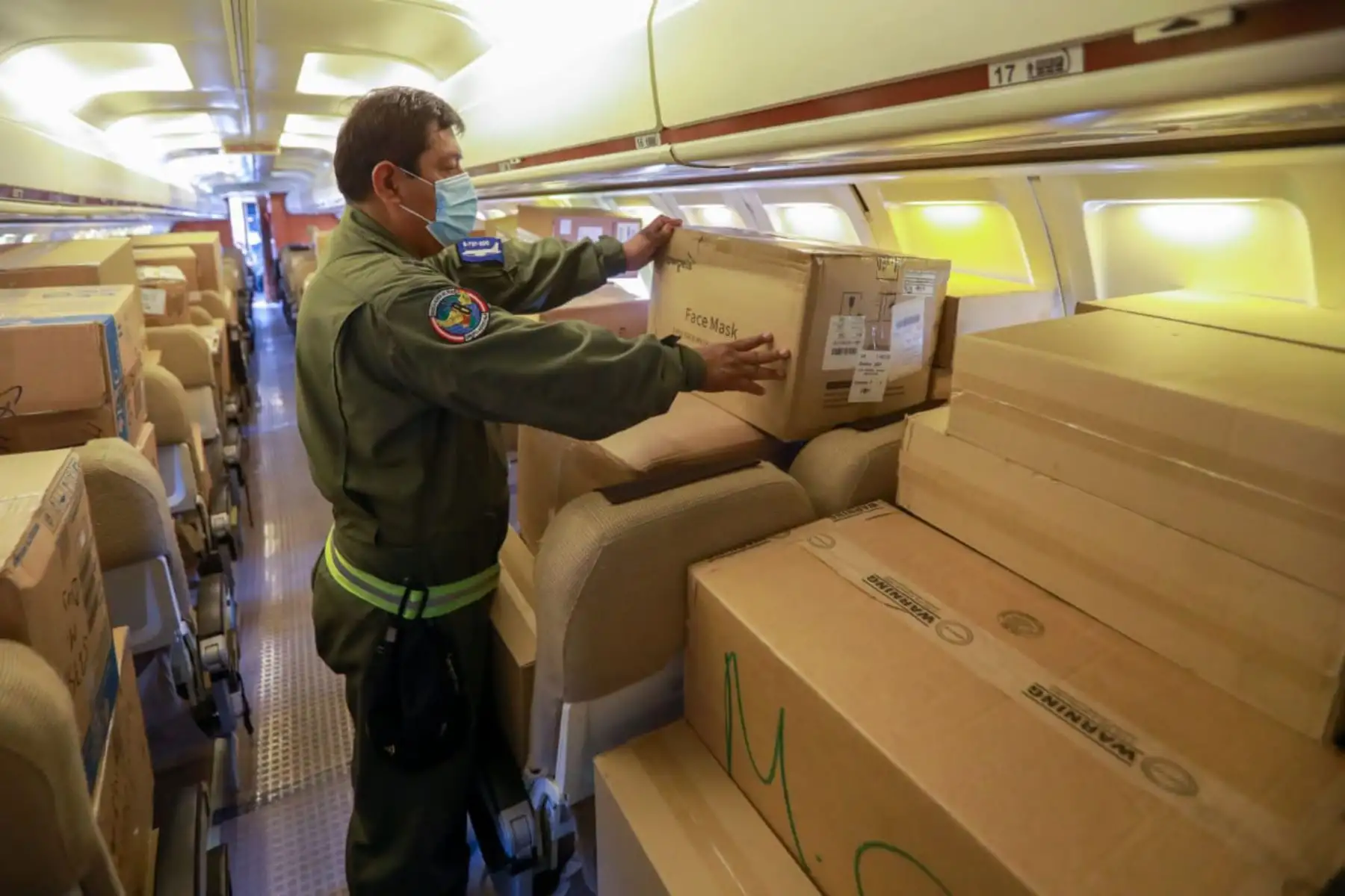 FAP trasladó 5,400 pruebas rápidas y 11 700 equipos de protección personal fueron enviados a Madre Dios por encargo del ministerio de Salud. Entre estos implementos se encuentran mascarillas de tres pliegues, chaquetas descartables, entre otros. Foto: ANDINA/Minsa