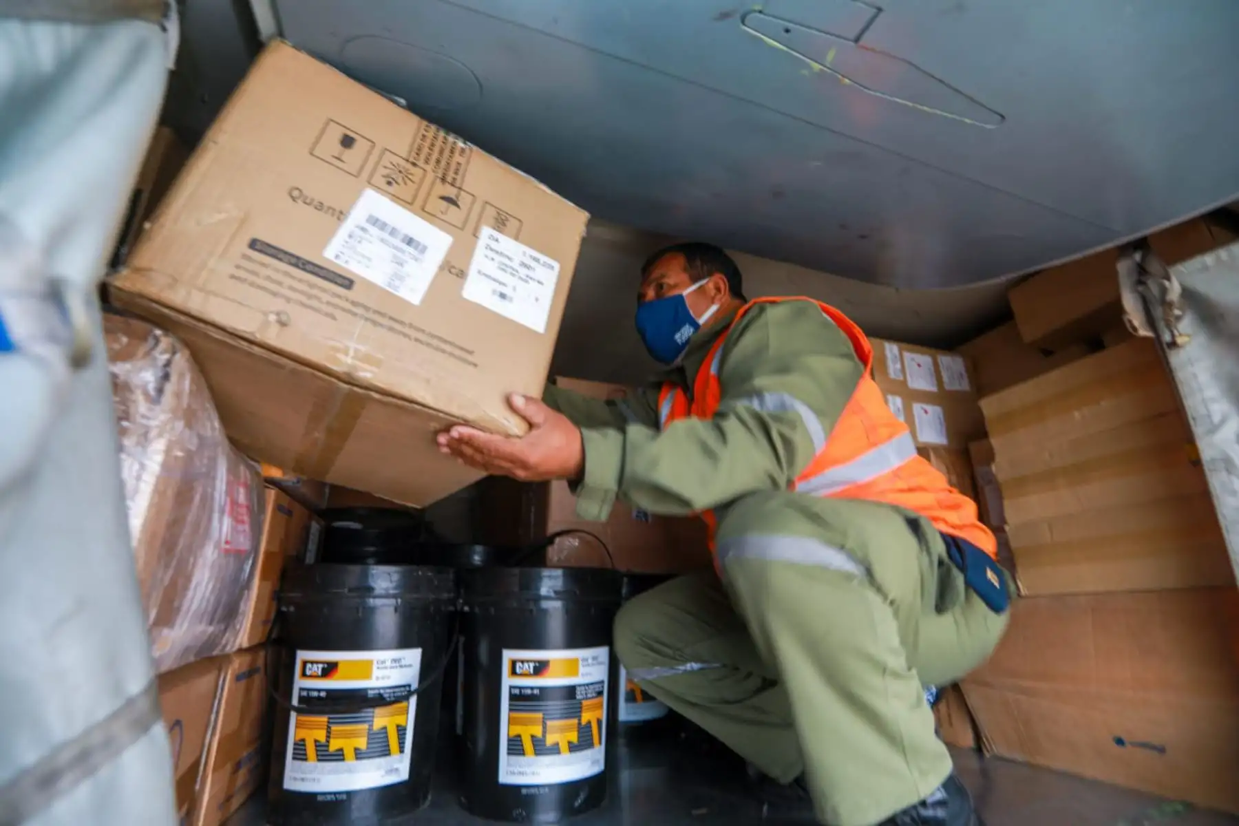 FAP trasladó 5,400 pruebas rápidas y 11 700 equipos de protección personal fueron enviados a Madre Dios por encargo del ministerio de Salud. Entre estos implementos se encuentran mascarillas de tres pliegues, chaquetas descartables, entre otros. Foto: ANDINA/Minsa