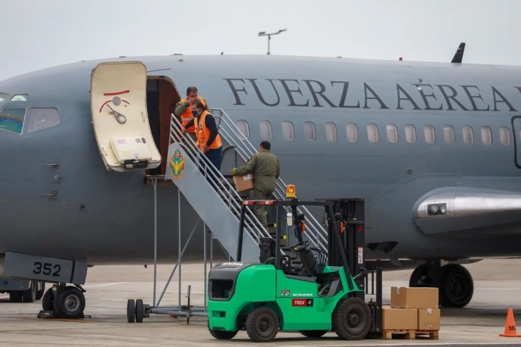 FAP trasladó 5,400 pruebas rápidas y 11 700 equipos de protección personal fueron enviados a Madre Dios por encargo del ministerio de Salud. Entre estos implementos se encuentran mascarillas de tres pliegues, chaquetas descartables, entre otros. Foto: ANDINA/Minsa