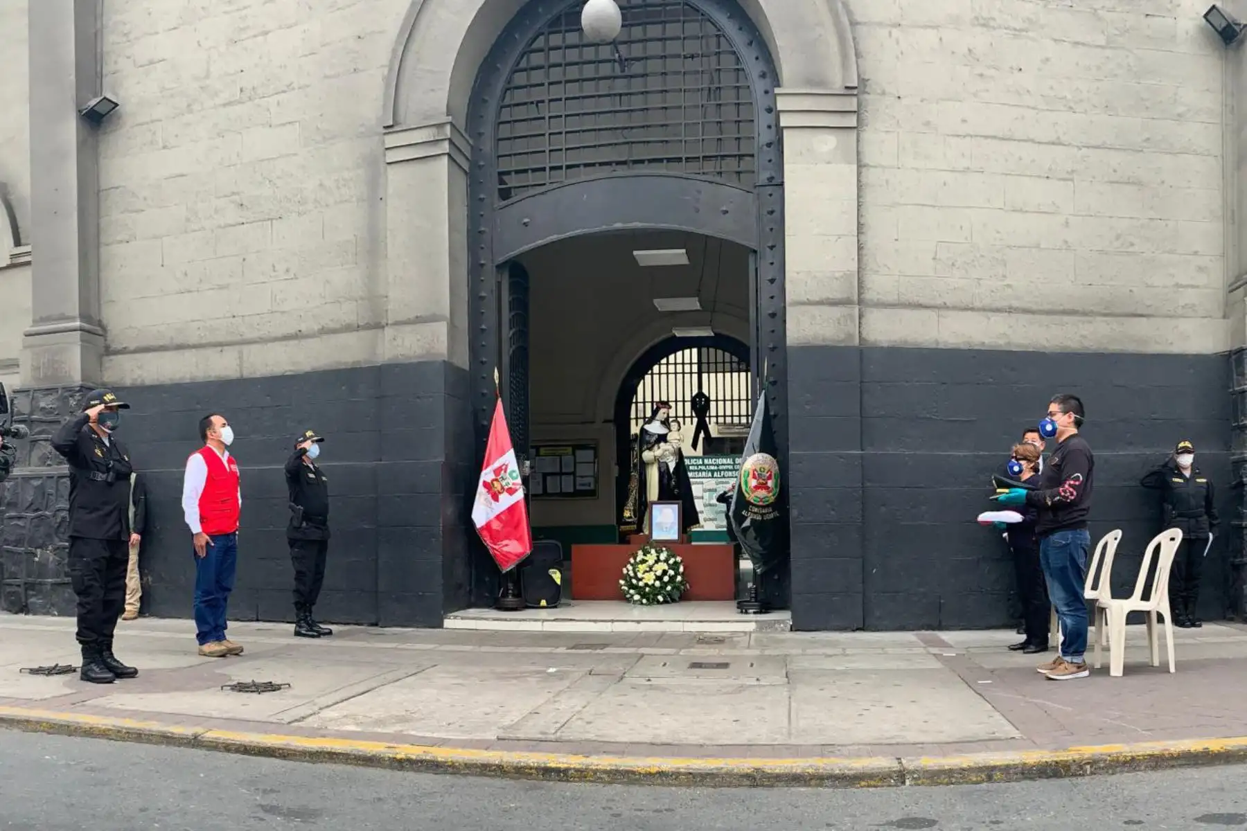 Ministro del Interior, Gastón Rodríguez, rinde homenaje póstumo, en la comisaría Alfonso Ugarte, al suboficial de la de PNP, David Monteagudo Rojas, quien falleció a causa del coronavirus. Foto: ANDINA/Mininter