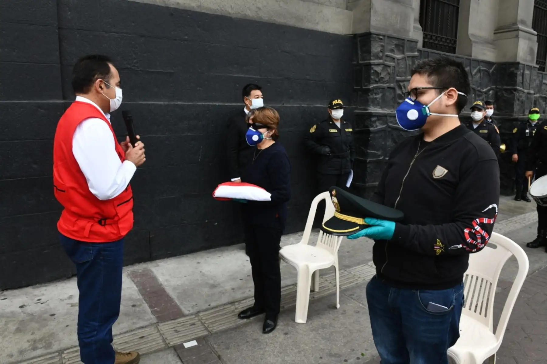 Ministro del Interior, Gastón Rodríguez, rinde homenaje póstumo, en la comisaría Alfonso Ugarte, al suboficial de la de PNP, David Monteagudo Rojas, quien falleció a causa del coronavirus. Sus familiares reciben quepí y el Pabellón Nacional, que defendió con honor y coraje. Foto: ANDINA/Mininter